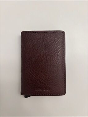 Secrid Slimwallet Vintage in Oak
Brand new, never used.